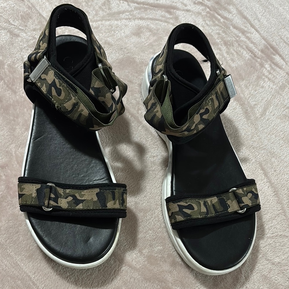 Camouflage Strap Sandals
